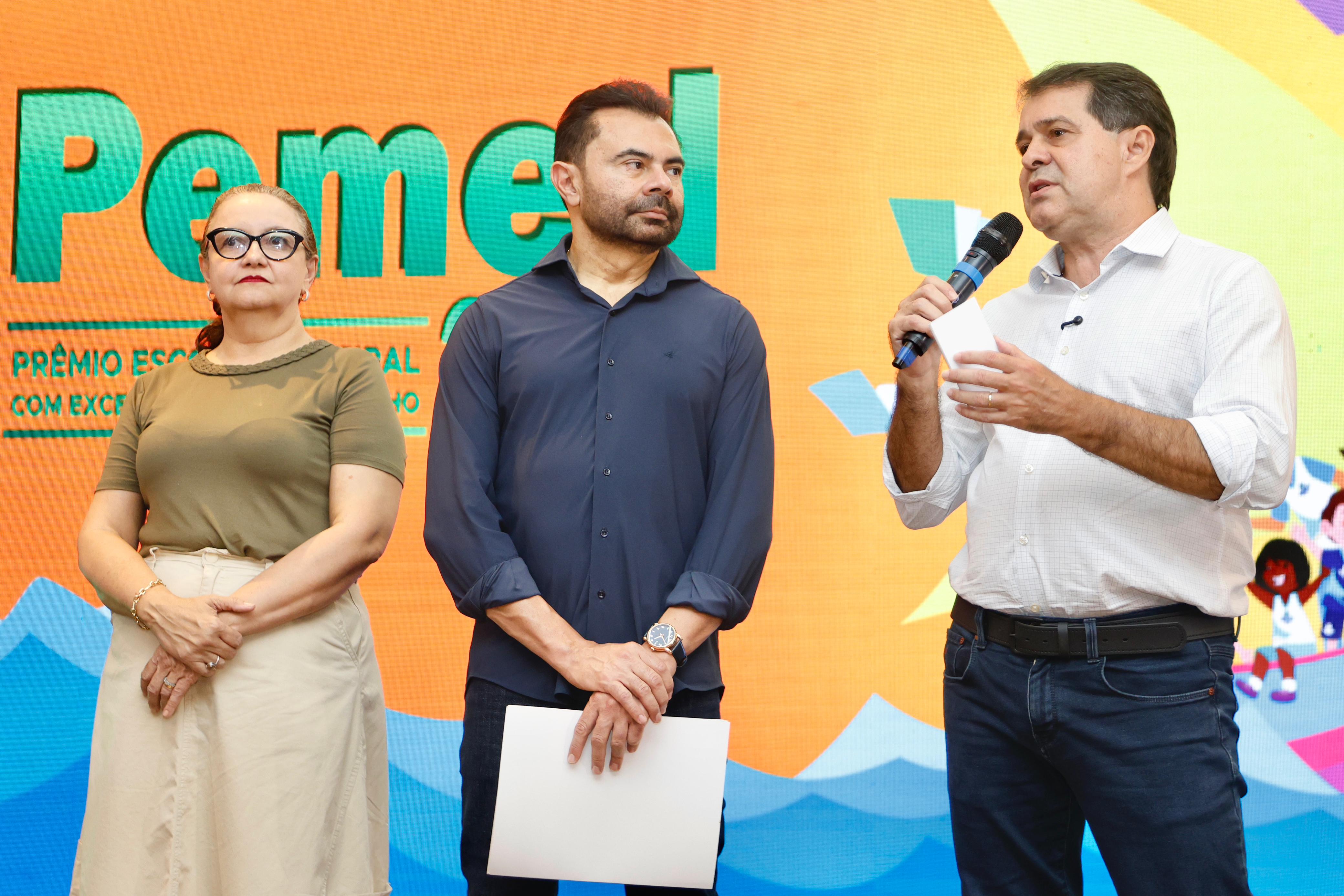 grupo de pessoas posa para a foto